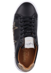 Černé tenisky s černými tkaničkami, zlatým hvězdným designem na boku, bílou štítkou na jazyku a bílou podrážkou, pohled zvrchu.