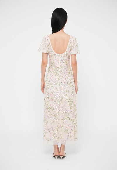 Dlhé svetloružové šaty s vyšívanými kvetinovými motívmi v pastelových odtieňoch, priehľadnou textíliou so sequinkami a jednoduchým výstrihom na chrbte.