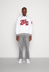 FUBU - VARSITY HEAVY HOODIE UNISEX - Kapucni - white/red Miniatűr kép 1