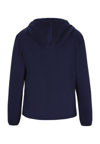 Hanorac cu glugă de culoare bleumarin, cu mâneci lungi, textură de țesătură netedă, buzunar tip kangaroo și fără detalii grafice sau hardware vizibile.