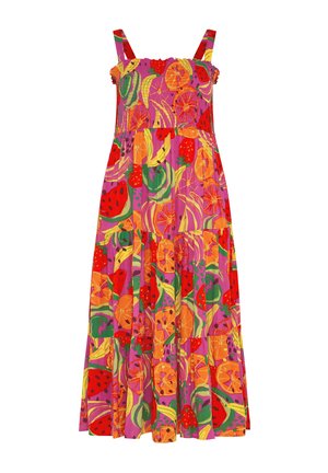 Mouwloze, enkelhoge zomerjurk met een kleurrijke fruitprint, waaronder sinaasappels, watermeloenen, bananen en aardbeien, op een roze achtergrond.