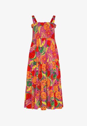 Robe d'été sans manches, longueur à la cheville, avec un imprimé de fruits colorés comprenant des oranges, des pastèques, des bananes et des fraises sur un fond rose.