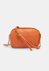 Oranžová kožená crossbody taška s texturovaným povrchem, zlatým řetízkovým akcentem a zipovým uzávěrem. Obsahuje nastavitelné rameno pro univerzální nošení.