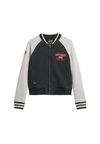 Sort og grå bomberjakke med lynlås foran, ribstrikkede manchetter og et brystlogo. Indeholder kontrasterende ærmer og en blød tekstur.