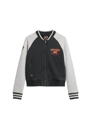 Schwarze und graue Bomberjacke mit durchgehendem Reißverschluss, gerippten Bündchen und einem Logo auf der Brust. Verfügt über kontrastierende Ärmel und eine weiche Textur.