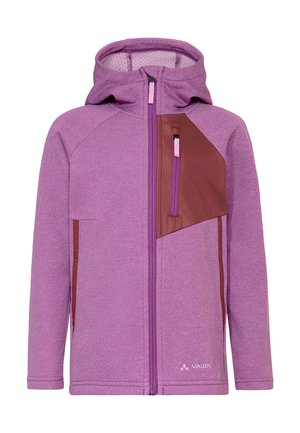 Paarse gewatteerde jas met capuchon, ritssluiting aan de voorkant, een bruine schuine borstzak met rits en zijzakken, gebrandmerkt met het Vaude-logo.