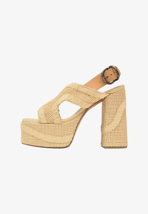 Sandalia de plataforma beige tejida con tacón alto, puntera abierta, costado recortado y correa al tobillo con hebilla oscura.