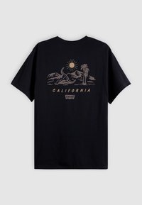 Sort bomulds-T-shirt med et grafisk print af bjerge, sol og palmetræ med teksten "CALIFORNIA" under. Korte ærmer og rund halsudskæring.