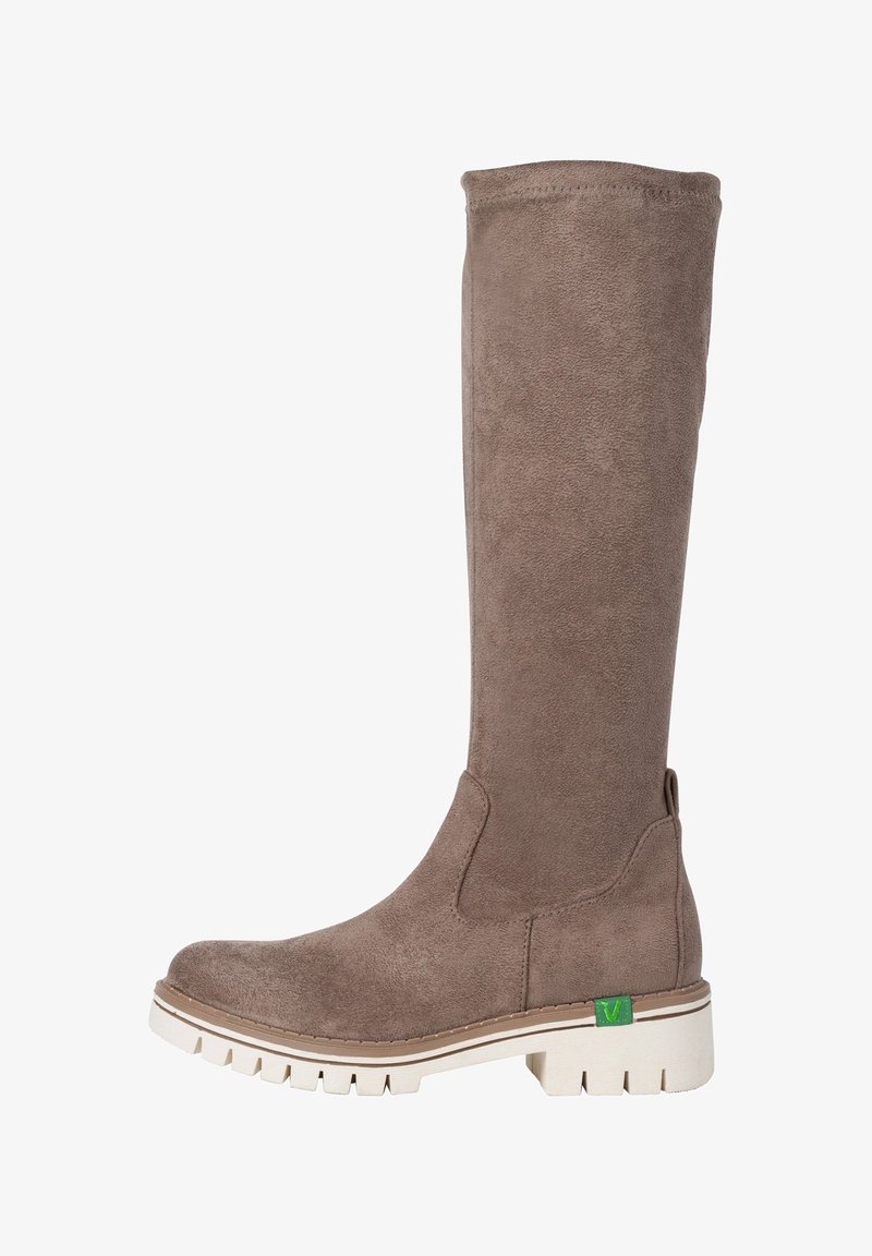 Stivale in suede marrone fino al ginocchio con punta rotonda, suola bianca testurizzata, pannelli laterali elasticizzati e dettaglio logo verde sul tallone.