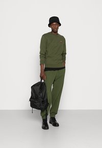 Levi's® THE ORIGINAL CREW - Camisola - mossy green