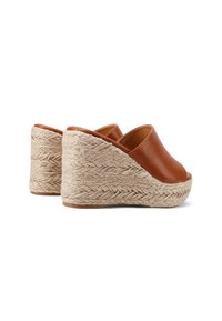 Sandali con zeppa in pelle marrone, con piattaforma in juta intrecciata, design con punta aperta e finitura intrecciata e testurizzata sul tallone.