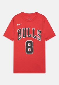 Rode katoenen t-shirt met "BULLS" in zwarte letters en het nummer "8" eronder, met een klein Nike-logo op de bovenste linkerzijde. Korte mouwen.