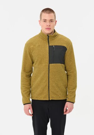 Gelbe, strukturierte Fleecejacke mit schwarzem, mit Reißverschluss versehenem Brusttasche, hohem Kragen und durchgehendem Reißverschluss, geeignet für Outdoor-Aktivitäten.