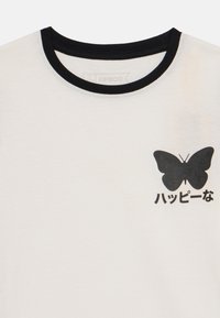 Hvit bomulls T-skjorte med svart kontrastkrave, med et svart sommerfugl grafikk og japansk tekst under, enkelt og minimalistisk design.