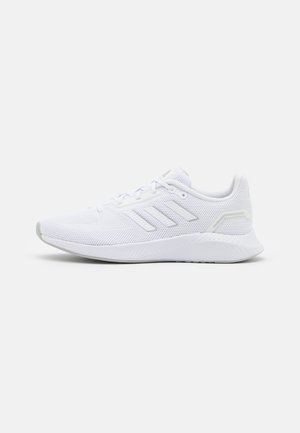 Biały sportowy sneaker z siateczkową cholewką, sznurowaniem, trzema bocznymi paskami oraz amortyzowaną podeszwą, zaprojektowany do biegania lub noszenia na co dzień.