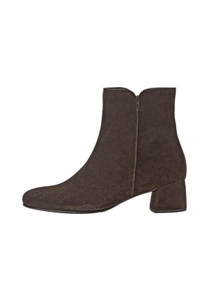 Stivale alla caviglia in suede marrone con punta arrotondata e tacco basso, dotato di zip sul retro per una facile calzata.