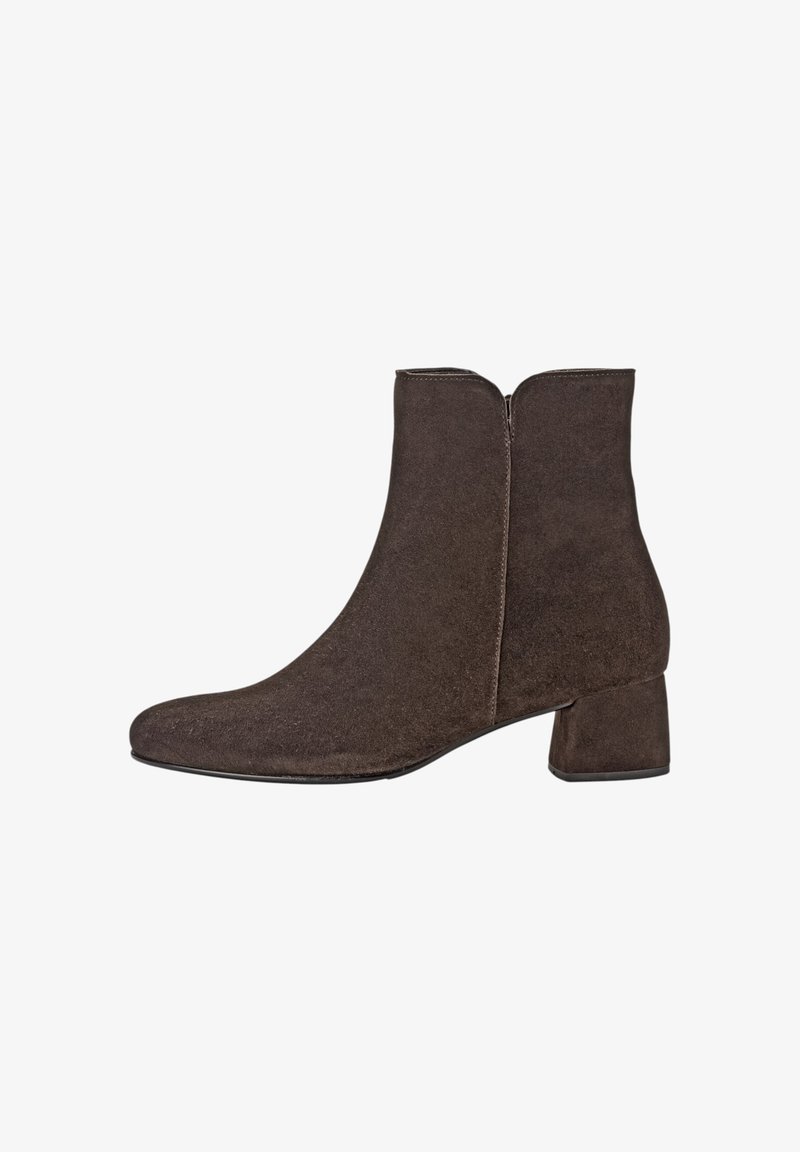 Bottines en suede marron avec un bout arrondi et un petit talon bloc, dotées d'une fermeture éclair à l'arrière pour un enfilage facile.