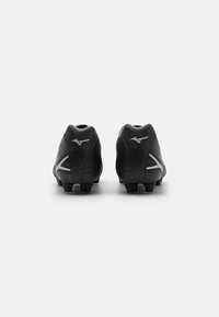 Bottes de football noires au design épuré, avec des accents argentés et des crampons moulés pour l'adhérence. Matériau en cuir lisse, forme de bout arrondi.