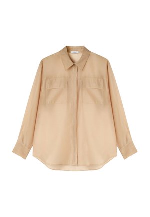 Camisa de manga larga beige con cuello, dos bolsillos en el pecho y un corte relajado. Textura suave y dobladillo recto.