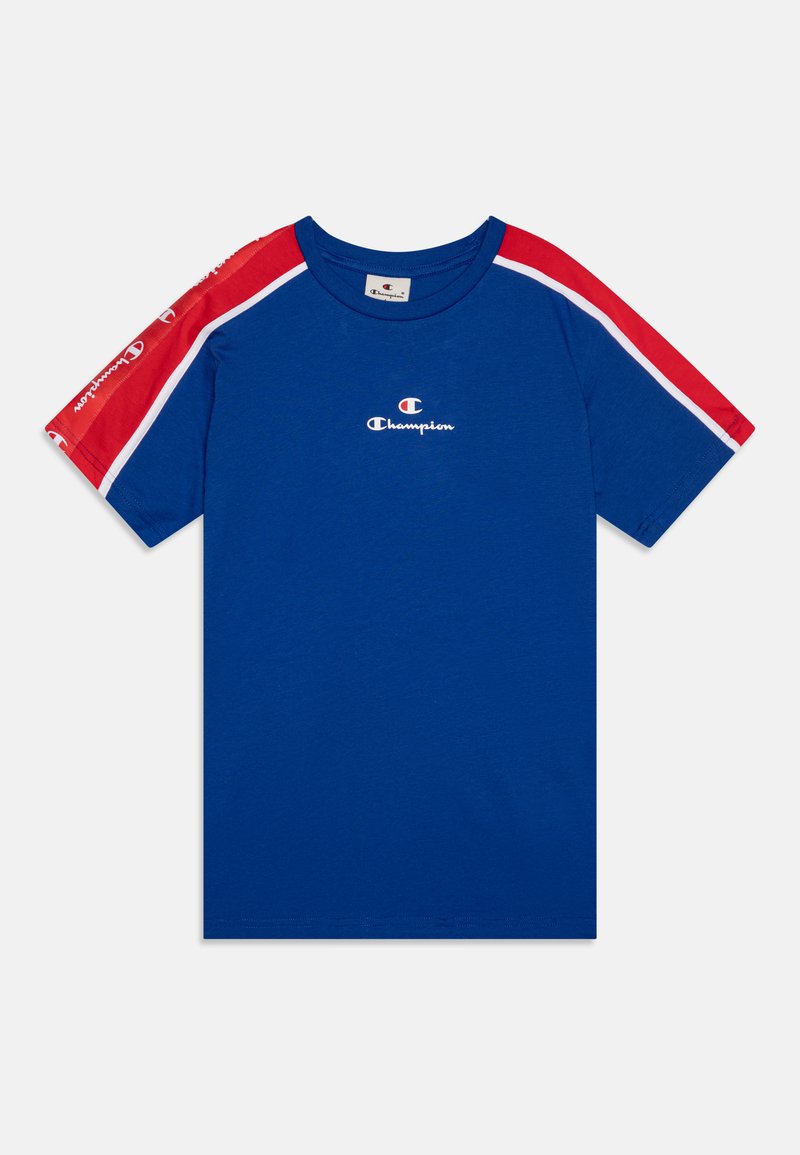 Camiseta de algodón azul con acentos rojos y blancos en las mangas, que presenta un logo blanco "Champion" centrado en el pecho. Mangas cortas y cuello redondo.