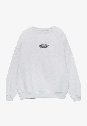 Svijetlosiva dukserica opuštenog kroja, s rebrastim manžetama i donjim rubom. Sadrži crni natpis "ODRASTAO S OSJEĆAJIMA MOOD-GROWN." Mekana tekstura.