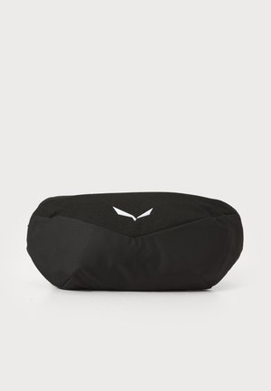 Svart pose laget av teksturert stoff, med en jevn, avrundet form. Den har en hvit logo detalj på forsiden.