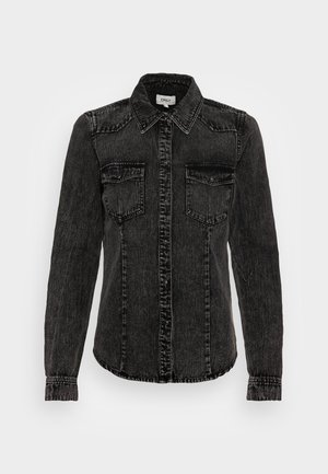 Langärmeliges schwarzes Jeanshemd mit Knopfleiste vorne und zwei Brustklappentaschen auf weißem Hintergrund.