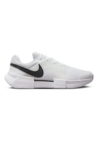 Baskets de sport blanches avec une tige en mesh, logo swoosh noir, accents texturés et un talon renforcé. Semelle épaisse en caoutchouc avec une adhérence à motif.