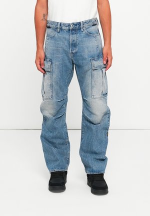 Pantaloni cargo in denim azzurro chiaro con vestibilità comoda, dotati di molteplici tasche laterali e zone sbiadite. Presentano una chiusura a bottone e passanti per la cintura.