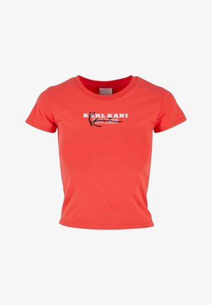 Piros pamut póló rövid ujjal, fehér és fekete "KARL KANI" logóval és alapítási dátummal díszítve az elején.