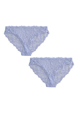 Dva páry svetlomodrého krajkového spodného prádla dámskeho štýlu bikín s kvetinovými vzormi, zobrazené na bielom pozadí.