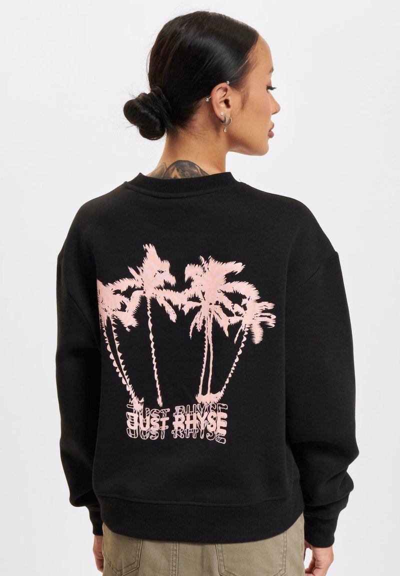 Svart hettegenser med rund hals og lange ermer. Har et rosa palmetre-grafikk og tekstdesign på baksiden. Myk, fleece stoff.