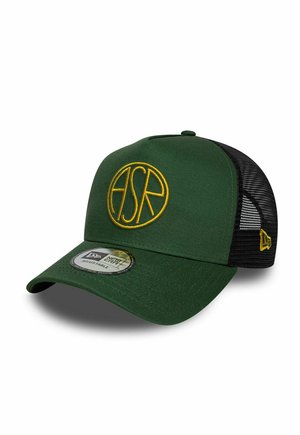 Grüne Baseballkappe mit schwarzem Netzrücken, gelbem ASR-Logo vorne und verstellbarem New Era-Aufkleber auf der gebogenen Krempe.