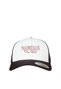 Weißer und schwarzer Hut mit gebogenem Schild, der einen auffälligen gestickten Schriftzug "M. GONZALES" und den Text "Free Spirit" im Vintage-Stil aufweist.