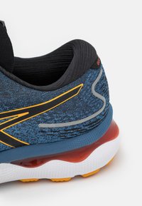 ASICS GEL NIMBUS 24 - Løbesko til landevejen - azure/amber
