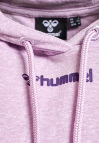 Lila Kapuzenpullover mit strukturierter Oberfläche, ausgestattet mit einer geflochtenen Kordel und einem kontrastierenden dunkel-lila Logo auf der Brust.