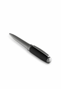 Penna in metallo nera con impugnatura testurizzata, design elegante, dettagli argentati e cappuccio arrotondato. La punta è appuntita e allungata.