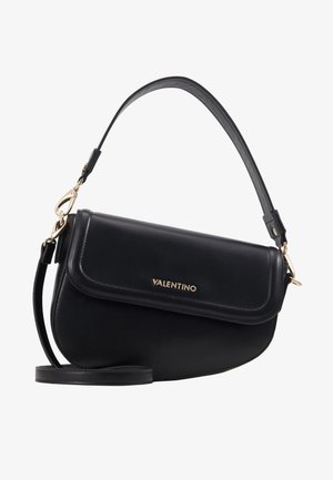 Bolso de hombro de cuero negro Valentino con cierre de solapa, fondo curvado, herrajes dorados y correa ajustable.