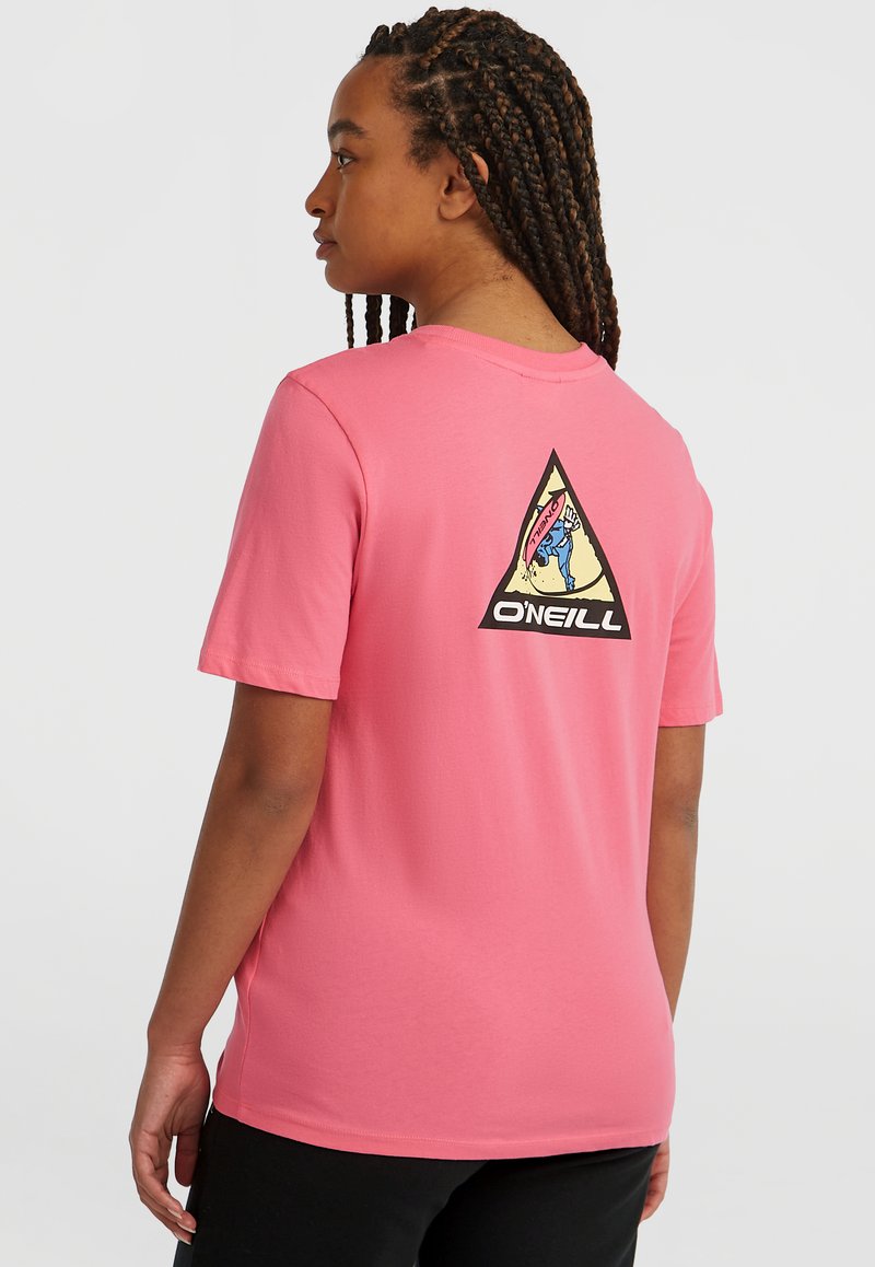 Lyserød t-shirt lavet af bomuld, med et stort sort trekantet grafisk motiv på ryggen, der har farverige designelementer og brandtekst.