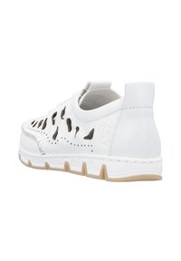 Sneaker blanc en cuir avec design découpé, perforations et semelle texturée. Présente un bout rond et un talon surélevé pour un soutien supplémentaire.
