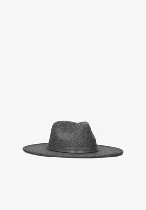 Grijze vilten hoed met een brede rand, voorzien van een gladde zwarte band rond de basis van de kroon en een licht ingedeukte bovenkant.