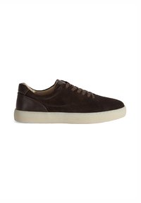 Sneaker en daim marron avec des accents en cuir, bout rond et design à lacets. Présente une semelle en caoutchouc crème avec des coutures visibles.