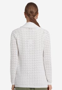 Weißer Strickcardigan mit strukturiertem, offenem Muster, gerippten Bündchen und Kragen sowie einer lässigen Passform. Die Rückansicht zeigt die Länge und das Gesamtdesign.