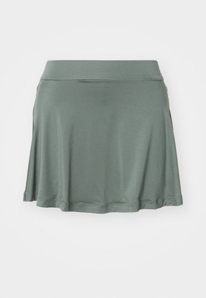 Falda verde acampanada hecha de una tela suave. Cuenta con una cinturilla elástica y una textura lisa. Diseño simple sin patrones ni acentos.