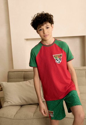 Next, REGULAR FIT - SINGLE SHORT FOOTBALL PYJAMAS SET - Nachtwäsche Set - red green portugal