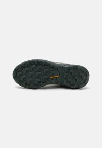 Grønn sneakersåle med dype spor, med Continental-logo. Slitesterkt gummimateriale med teksturert grep for bedre feste.