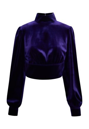 Lila bársony cropped top magas gallérral, hosszú puffos ujjakkal és ráncolt részletekkel a deréknál. Sima textúra és luxus megjelenés.