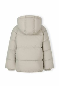 Gai krēmkrāsas pūkaina jaka ar kapuci, kurai ir quilted dizains, mīksta tekstūra un plašas piedurknes. Nav saskatāmas zīmes vai aparatūras.