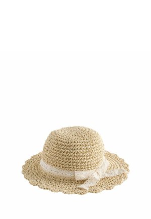 Bēša pinuma saules cepure ar plašu vilnainu malu un dekoratīvu krēmveida mežģīņu lentu, kas apkārt vainagam sasieta lokā.