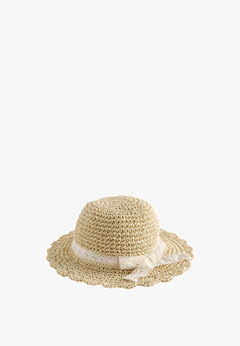 Chapeau de soleil tissé beige avec un large bord festonné et un ruban en dentelle crème décoratif attaché en un nœud autour de la couronne.